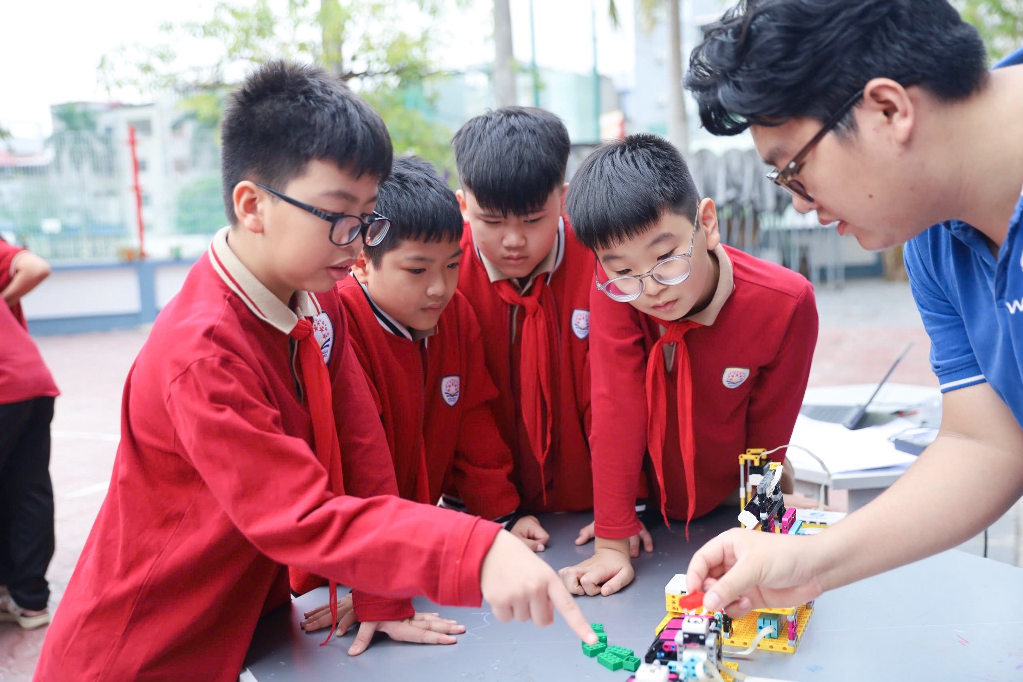 STEAM ROBOTIC: NƠI KHƠI NGUỒN SÁNG TẠO VÀ CHẮP CÁNH ĐAM MÊ CÔNG NGHỆ CHO HỌC SINH HNS