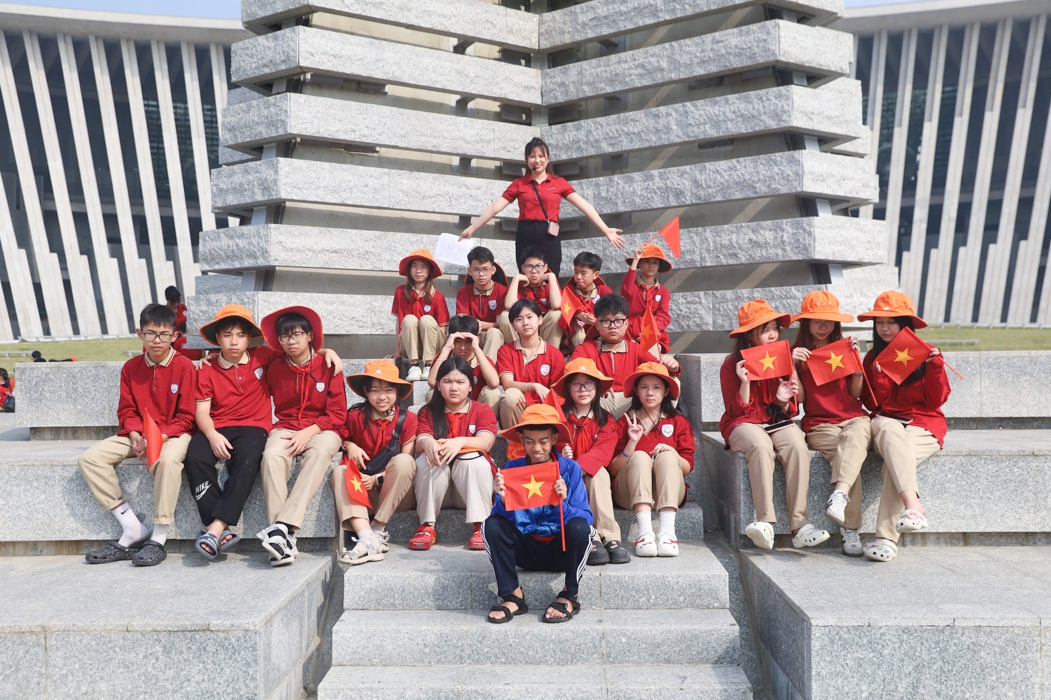 HÀNH TRÌNH TRẢI NGHIỆM Ý NGHĨA: KHI LỊCH SỬ VÀ TRUYỀN THỐNG THẮP SÁNG ƯỚC MƠ HỌC SINH HNS