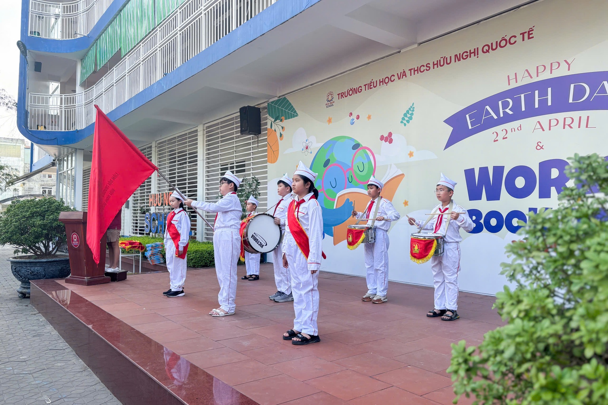 CHÀO CỜ ĐẦU THÁNG 5