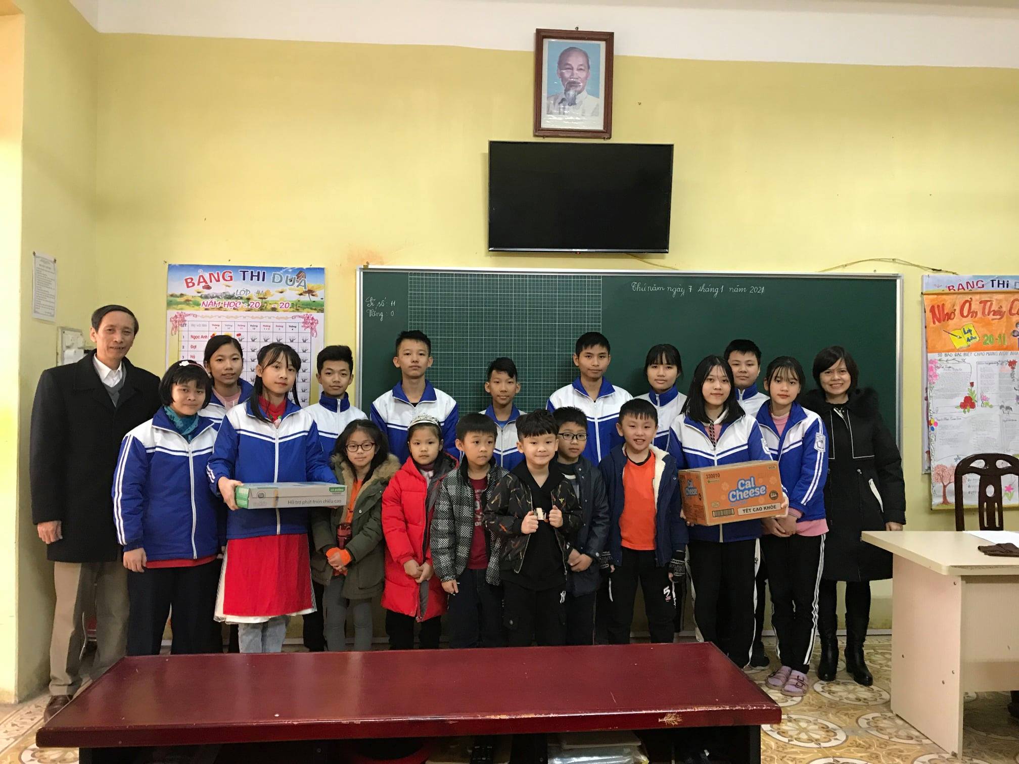 Giao lưu, tặng sách và quà cho các bạn học sinh trường Khiếm thính Hải Phòng