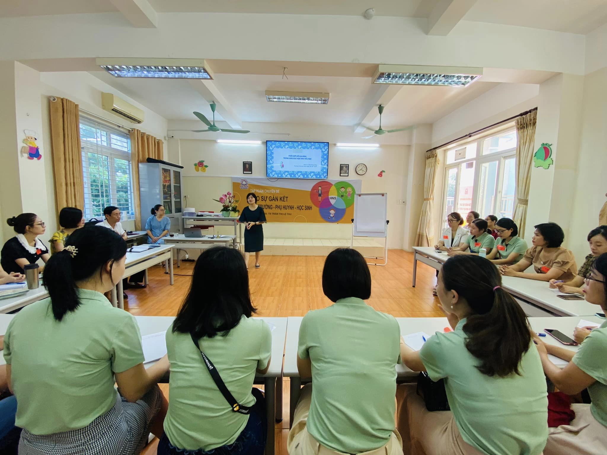 Cán bộ, giáo viên trường Tiểu học và THCS Hữu Nghị Quốc tế tham gia tập huấn chuyên đề: Tạo sự gắn kết Nhà trường - Phụ huynh - Học sinh